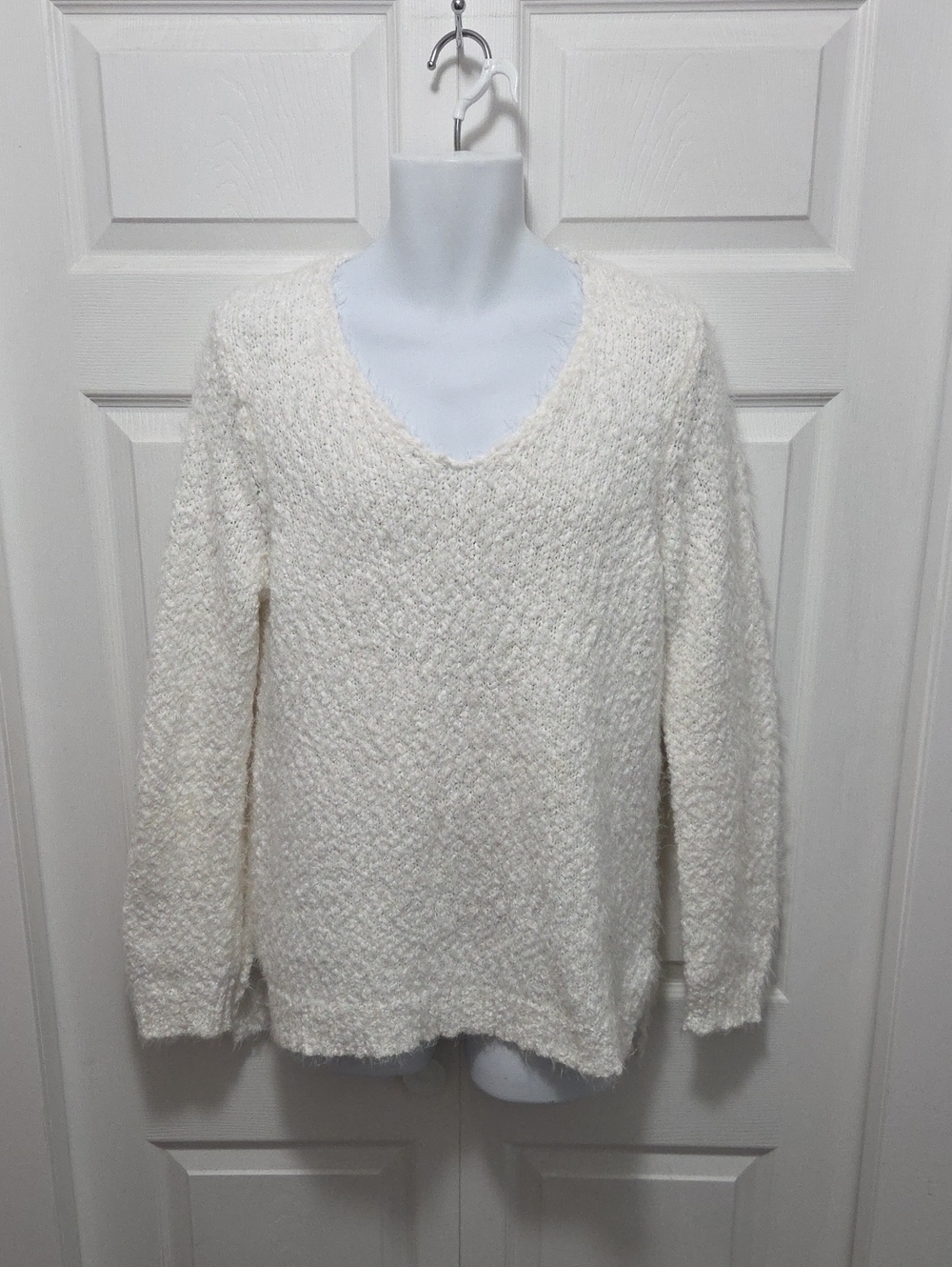 Kenneth Cole Size Large Cream Bouclé V-Neck Sweater